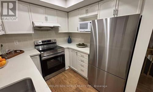 5666 Cortina Crescent, Mississauga, ON - Indoor Photo Showing Kitchen With Upgraded Kitchen