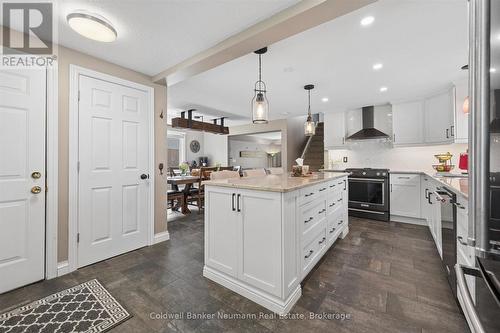 81 Candlewood Drive, Guelph (Willow West/Sugarbush/West Acres), ON - Indoor Photo Showing Kitchen With Upgraded Kitchen