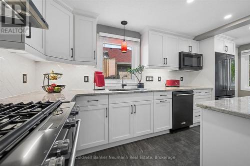 81 Candlewood Drive, Guelph (Willow West/Sugarbush/West Acres), ON - Indoor Photo Showing Kitchen With Upgraded Kitchen