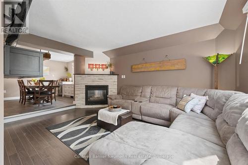 81 Candlewood Drive, Guelph (Willow West/Sugarbush/West Acres), ON - Indoor Photo Showing Living Room With Fireplace