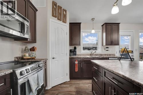 710 Redwood Crescent, Warman, SK - Indoor Photo Showing Kitchen