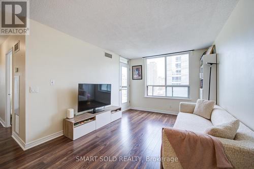 1512 - 18 Parkview Avenue, Toronto, ON - Indoor Photo Showing Living Room