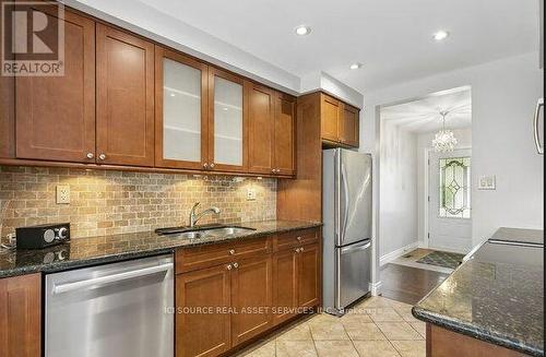 1603 Lincolnshire Boulevard, Mississauga, ON - Indoor Photo Showing Kitchen With Double Sink