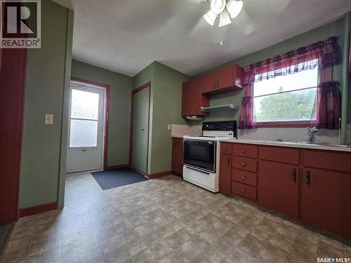 212 6Th Avenue Ne, Swift Current, SK - Indoor Photo Showing Kitchen