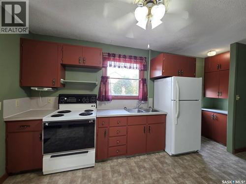 212 6Th Avenue Ne, Swift Current, SK - Indoor Photo Showing Kitchen With Double Sink
