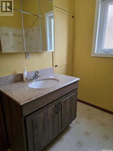 212 6Th Avenue Ne, Swift Current, SK - Indoor Photo Showing Bathroom