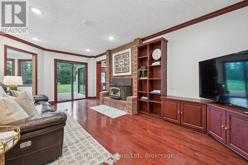 32 Sunset Drive, Woolwich, ON - Indoor Photo Showing Living Room