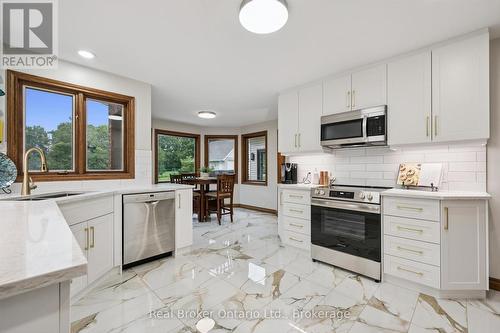 32 Sunset Drive, Woolwich, ON - Indoor Photo Showing Kitchen With Upgraded Kitchen
