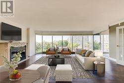404 - 251 QUEENS QUAY W Toronto, ON M5J 2N6