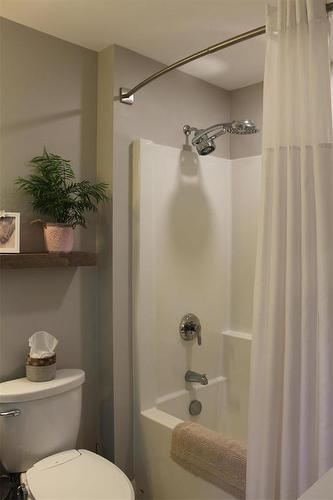 Ensuite in the primary bedroom. Double shower and soaker tub. - 7 Dalvik Road, Gimli Rm, MB - Indoor Photo Showing Bathroom