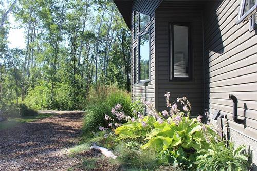 This view is facing south. Beautiful perennials and again, low maintenace landscaping. - 7 Dalvik Road, Gimli Rm, MB - Outdoor