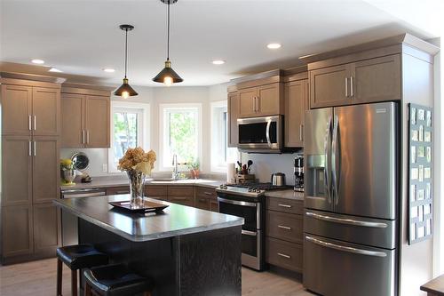 The kitchen has built-in microwave with "bump out" fan. Stainless steel appliances and loads of storage space. - 7 Dalvik Road, Gimli Rm, MB - Indoor Photo Showing Kitchen With Stainless Steel Kitchen With Upgraded Kitchen