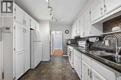 146 Westview Drive, St Clair, ON - Indoor Photo Showing Kitchen With Double Sink