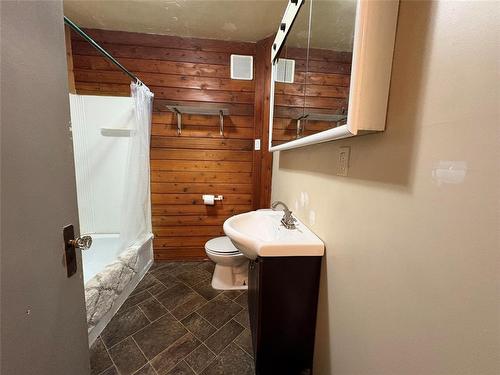 511 Laurier Avenue, Killarney, MB - Indoor Photo Showing Bathroom