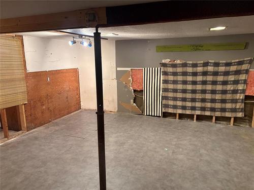 511 Laurier Avenue, Killarney, MB - Indoor