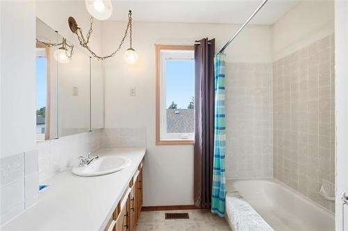 74 Budden Dr, Winnipeg, MB - Indoor Photo Showing Bathroom
