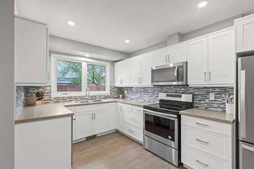 31 Werrell Cr, Winnipeg, MB - Indoor Photo Showing Kitchen With Double Sink With Upgraded Kitchen