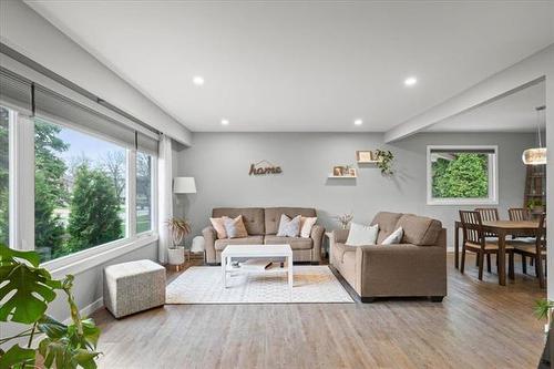 31 Werrell Cr, Winnipeg, MB - Indoor Photo Showing Living Room