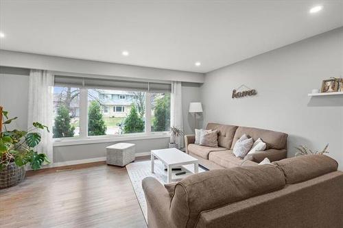 31 Werrell Cr, Winnipeg, MB - Indoor Photo Showing Living Room
