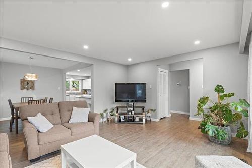 31 Werrell Cr, Winnipeg, MB - Indoor Photo Showing Living Room