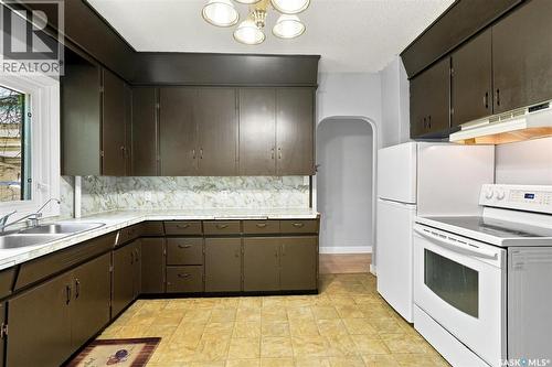 2204 Lorne Avenue, Saskatoon, SK - Indoor Photo Showing Kitchen With Double Sink