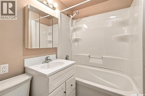 2204 Lorne Avenue, Saskatoon, SK - Indoor Photo Showing Bathroom