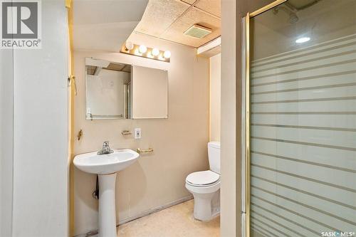 2204 Lorne Avenue, Saskatoon, SK - Indoor Photo Showing Bathroom