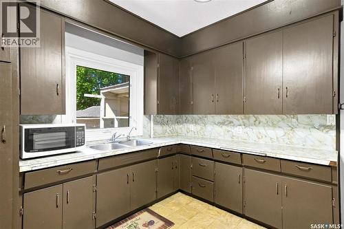 2204 Lorne Avenue, Saskatoon, SK - Indoor Photo Showing Kitchen With Double Sink