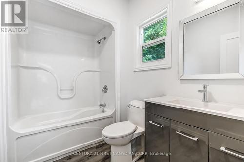 76 Chestnut Street, St. Thomas, ON - Indoor Photo Showing Bathroom