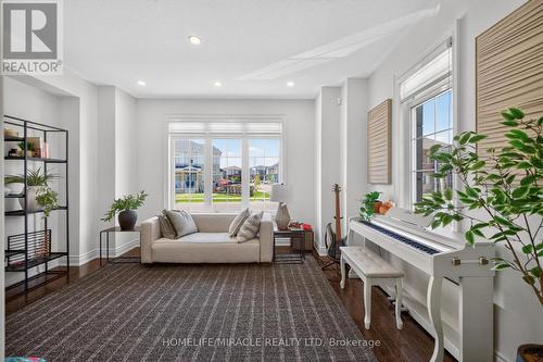 220 Great Falls Boulevard, Hamilton, ON - Indoor Photo Showing Living Room