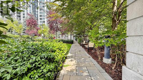 2005 - 21 Hillcrest Avenue, Toronto, ON - Outdoor