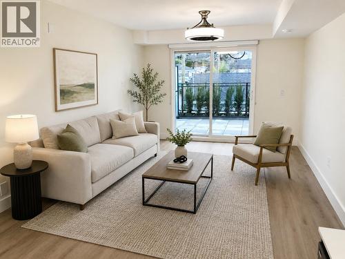 928 Commercial Drive, Vancouver, BC - Indoor Photo Showing Living Room