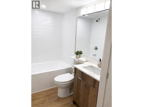928 Commercial Drive, Vancouver, BC - Indoor Photo Showing Bathroom