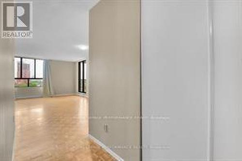 1107 - 475 Laurier Avenue W, Ottawa, ON - Indoor