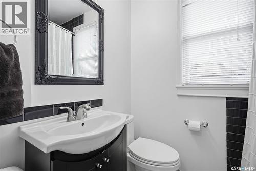 1125 2Nd Street E, Saskatoon, SK - Indoor Photo Showing Bathroom