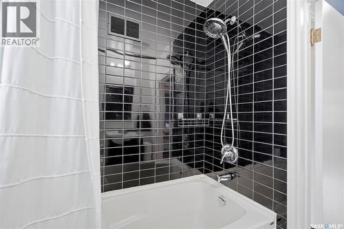1125 2Nd Street E, Saskatoon, SK - Indoor Photo Showing Bathroom