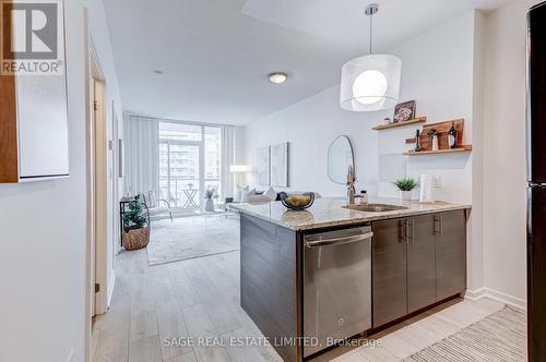 1303 - 70 Forest Manor Road, Toronto, ON - Indoor Photo Showing Kitchen