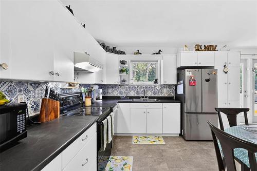 54149 Millbrook Road, Anola, MB - Indoor Photo Showing Kitchen With Double Sink