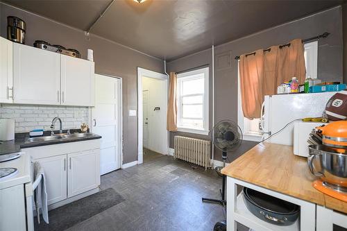 485 Talbot Avenue, Winnipeg, MB - Indoor Photo Showing Kitchen With Double Sink