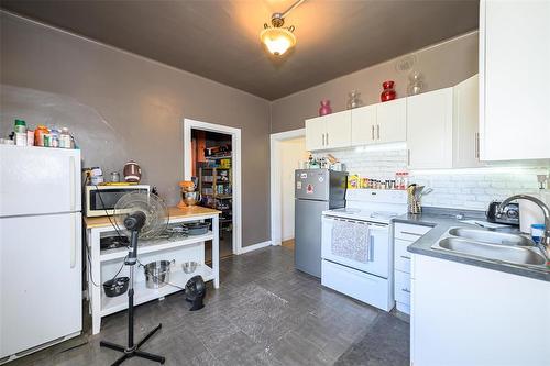 485 Talbot Avenue, Winnipeg, MB - Indoor Photo Showing Kitchen With Double Sink