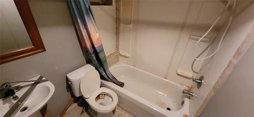 817 12Th Street, Brandon, MB - Indoor Photo Showing Bathroom
