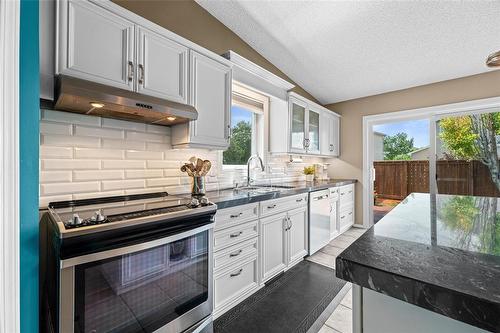 264 De La Seigneurie Boulevard, Winnipeg, MB - Indoor Photo Showing Living Room