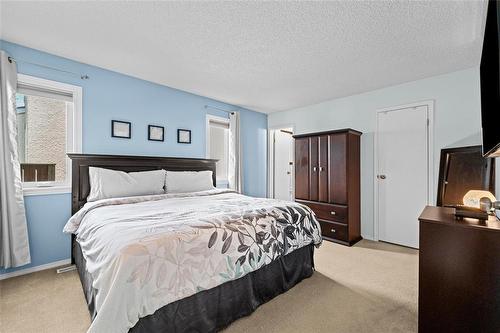 264 De La Seigneurie Boulevard, Winnipeg, MB - Indoor Photo Showing Living Room
