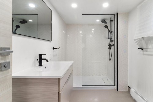 Salle de bains - 922 Av. Dunlop, Montréal (Outremont), QC - Indoor Photo Showing Bathroom