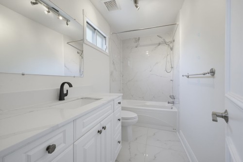 Salle de bains - 138 Rue Stéphanie, Dollard-Des-Ormeaux, QC - Indoor Photo Showing Bathroom