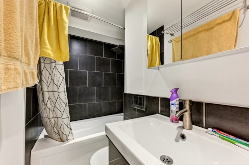 Bathroom - 8800  - 8804 Rue St-Hubert, Montréal (Ahuntsic-Cartierville), QC 