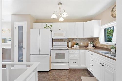 66 Hawkins Cr, Winnipeg, MB - Indoor Photo Showing Kitchen With Double Sink