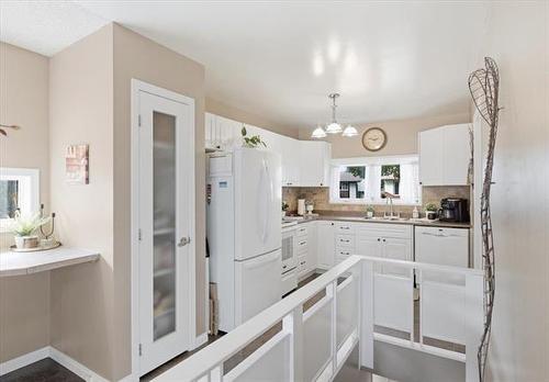 66 Hawkins Cr, Winnipeg, MB - Indoor Photo Showing Kitchen