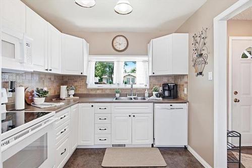 66 Hawkins Cr, Winnipeg, MB - Indoor Photo Showing Kitchen With Double Sink