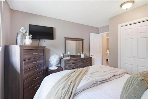 66 Hawkins Cr, Winnipeg, MB - Indoor Photo Showing Bedroom